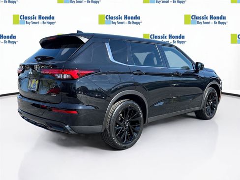 Used 2023 Mitsubishi Outlander SE Black Edition image 8