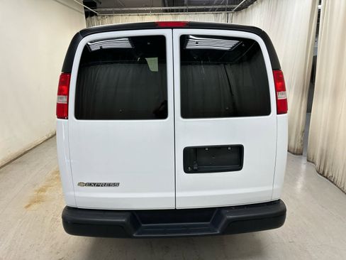 Used 2025 Chevrolet Express 3500 LS image 8