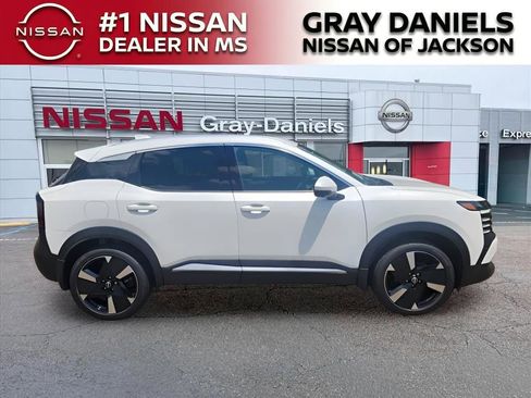 New 2025 Nissan Kicks SR w/ SR Premium Package image 17