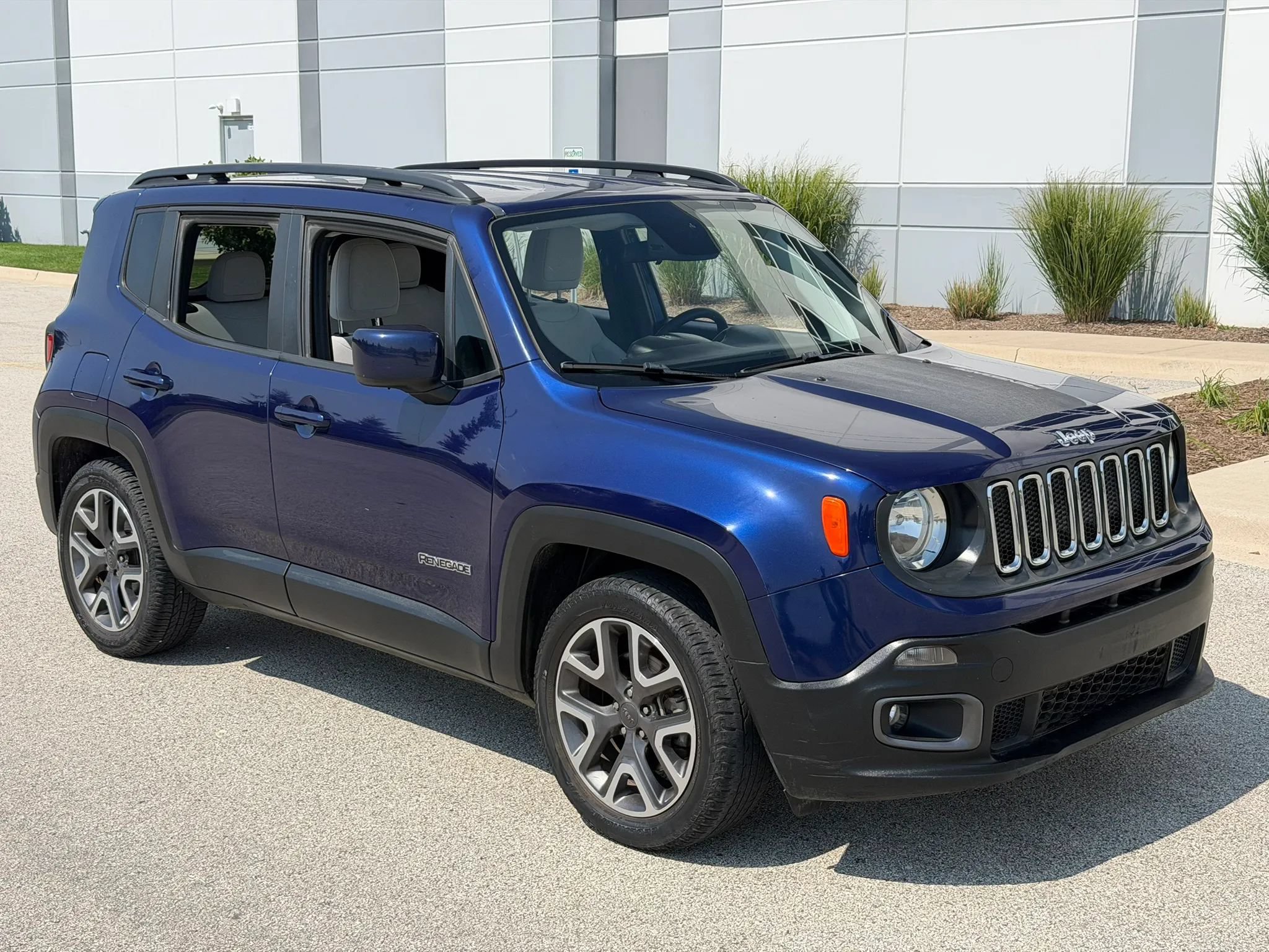 Used 2018 Jeep Renegade Latitude FWD image 3