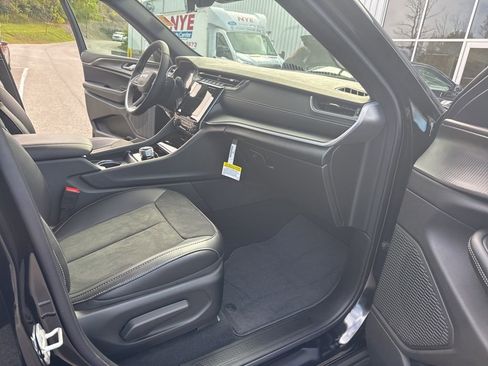 New 2025 Jeep Grand Cherokee Altitude AWD/4WD image 13