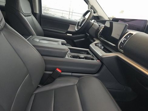 Used 2025 Ford Expedition Active image 16