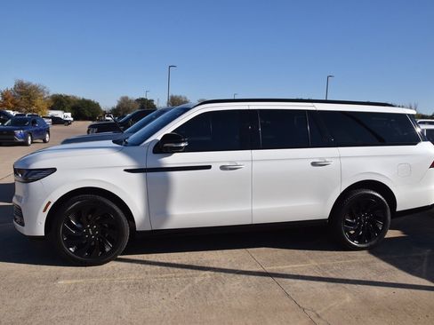 Used 2025 Lincoln Navigator L Reserve w/ Jet Appearance Package image 9