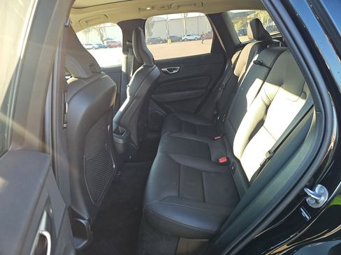 Used 2025 Volvo XC60 B5 Plus image 9