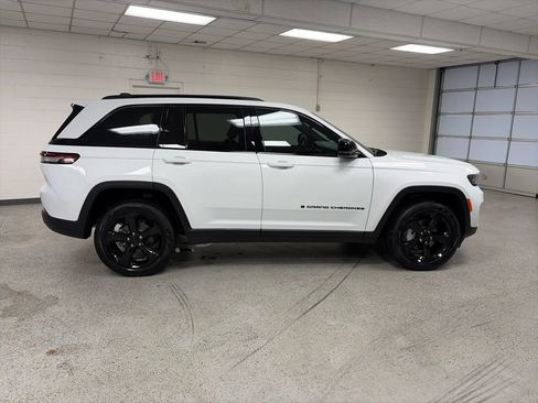 Used 2025 Jeep Grand Cherokee Limited w/ Black Appearance Package AWD/4WD image 25