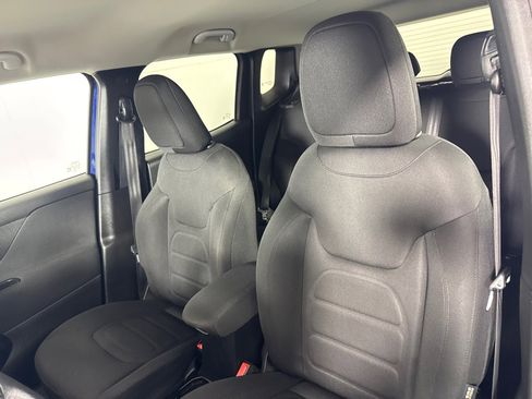 Used 2019 Jeep Renegade Latitude w/ Cold Weather Group image 14