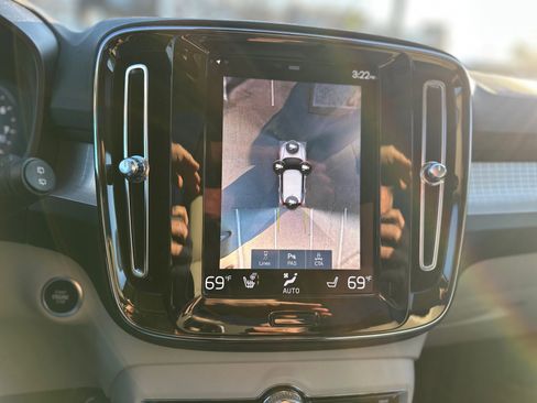 Certified 2022 Volvo XC40 T5 Momentum w/ Premium Package image 10