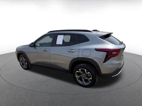 Used 2025 Chevrolet Trax LT FWD image 10