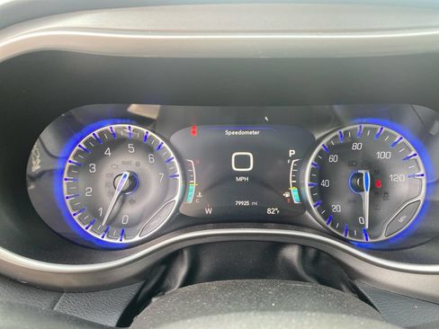 Used 2023 Chrysler Pacifica Touring-L FWD image 22