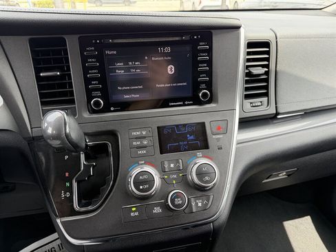 Used 2018 Toyota Sienna SE FWD image 16