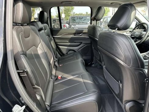 Used 2023 Jeep Grand Cherokee Limited AWD/4WD image 12