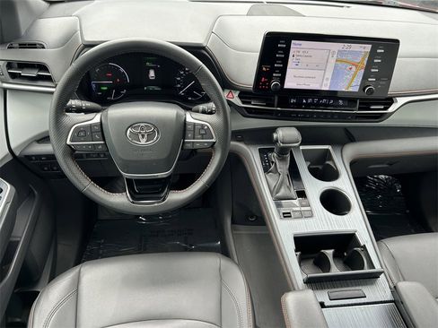 Used 2022 Toyota Sienna XSE image 17