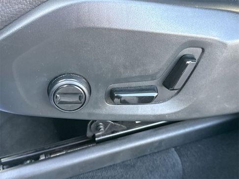 Used 2020 Volvo XC90 T8 Momentum image 14