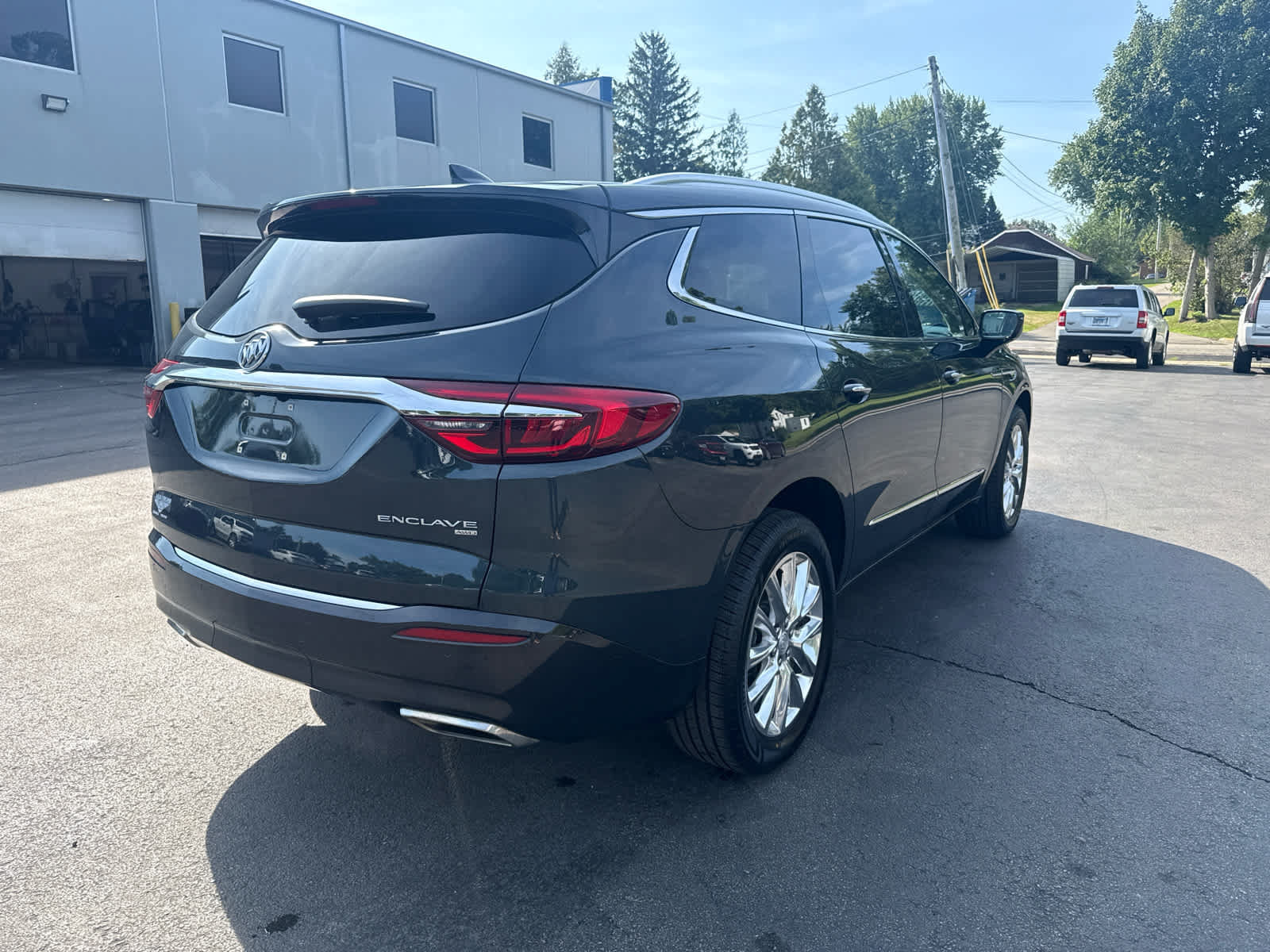 Used 2019 Buick Enclave Essence AWD/4WD image 3
