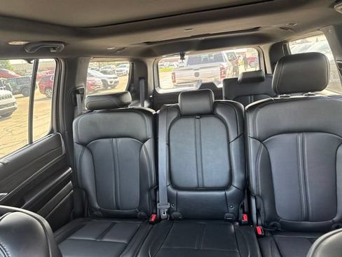 Used 2024 Jeep Wagoneer Series III w/ Premium Group I AWD/4WD image 8