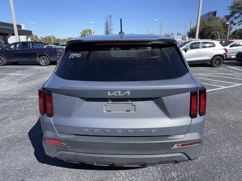 Used 2022 Kia Sorento LX image 5