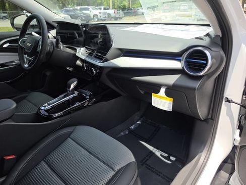 New 2026 Chevrolet Trax LT w/ LT Convenience Package FWD image 13