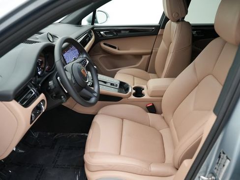 Certified 2026 Porsche Macan AWD/4WD image 5