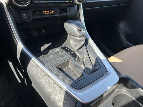 Used 2019 Toyota RAV4 XLE Premium image 27