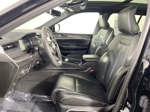 Used 2023 Jeep Grand Cherokee Overland w/ Luxury Tech Group IV AWD/4WD image 17