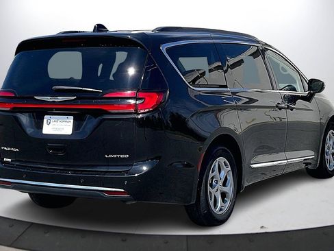 Used 2023 Chrysler Pacifica Limited image 9