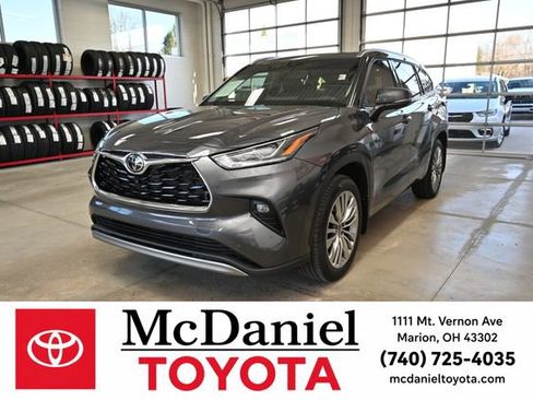 Used 2025 Toyota Highlander Platinum AWD/4WD image 1
