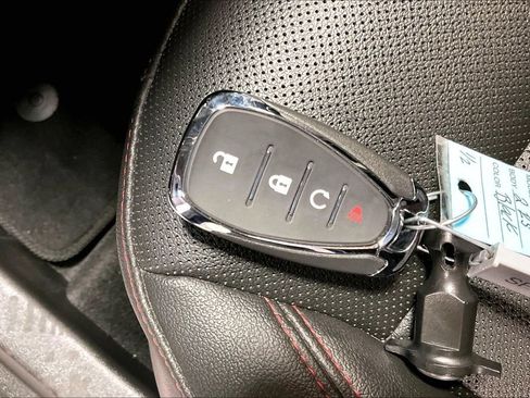 Used 2025 Chevrolet Trax RS w/ Sunroof Package image 13