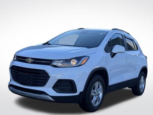 Used 2022 Chevrolet Trax LT w/ Driver Confidence Package image 3