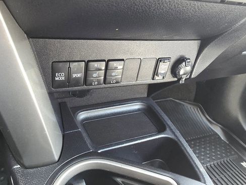 Used 2018 Toyota RAV4 XLE AWD/4WD image 25