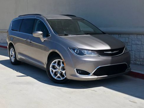 Used 2017 Chrysler Pacifica Touring-L w/ Tire & Wheel Group FWD image 1