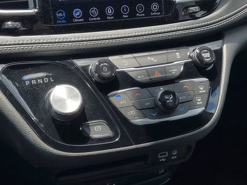 Used 2019 Chrysler Pacifica Limited w/ S Appearance Package FWD image 30