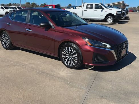 Used 2025 Nissan Altima 2.5 SV image 2