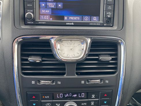 Used 2013 Chrysler Town & Country Touring image 22