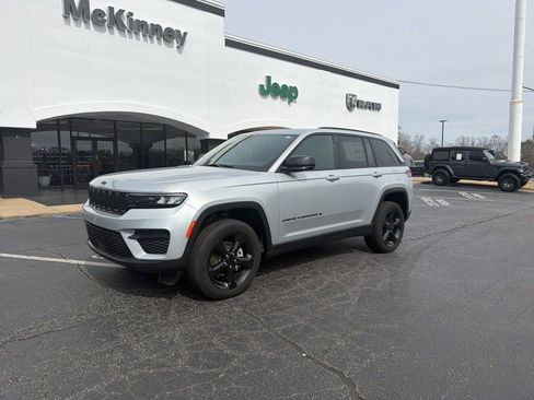 New 2025 Jeep Grand Cherokee Altitude image 4