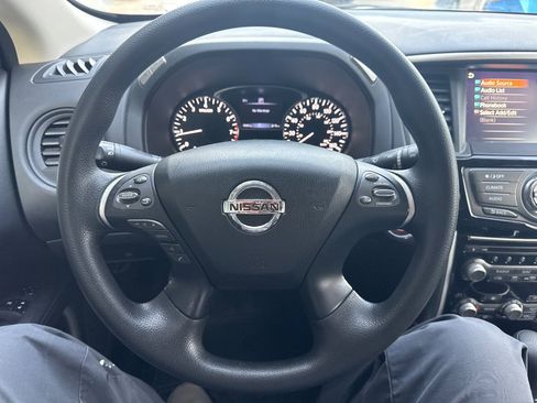 Used 2020 Nissan Pathfinder S image 11