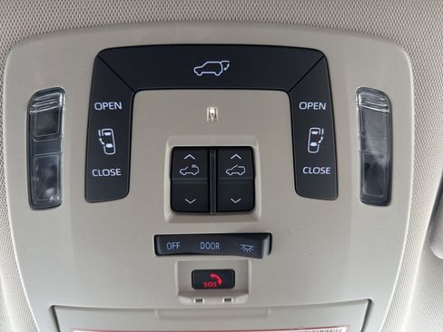 Used 2021 Toyota Sienna Limited image 31