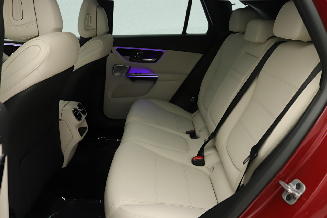 Used 2025 Mercedes-Benz GLC 350e 4MATIC image 31