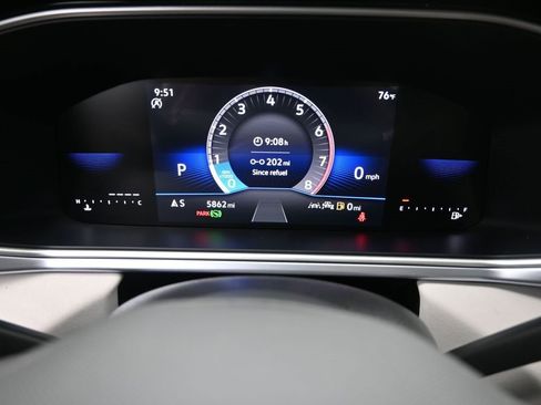 Used 2025 Volkswagen Taos SE image 10