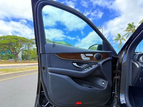 Used 2019 Mercedes-Benz GLC 300 4MATIC image 13