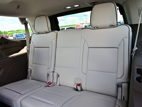 Used 2021 GMC Yukon Denali w/ Denali Premium Package AWD/4WD image 16