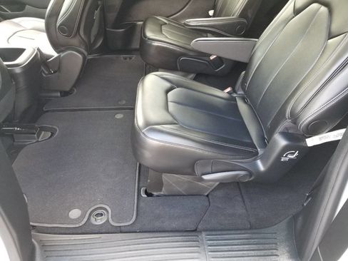 Used 2025 Chrysler Voyager LX FWD image 16