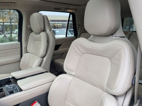 Used 2021 Lincoln Navigator Reserve w/ Luxury Package image 11