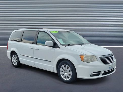 Used 2014 Chrysler Town & Country Touring FWD image 2