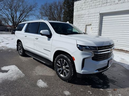 Used 2021 Chevrolet Suburban LT image 3