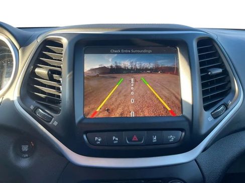 Used 2017 Jeep Cherokee Overland w/ Technology Group AWD/4WD image 25