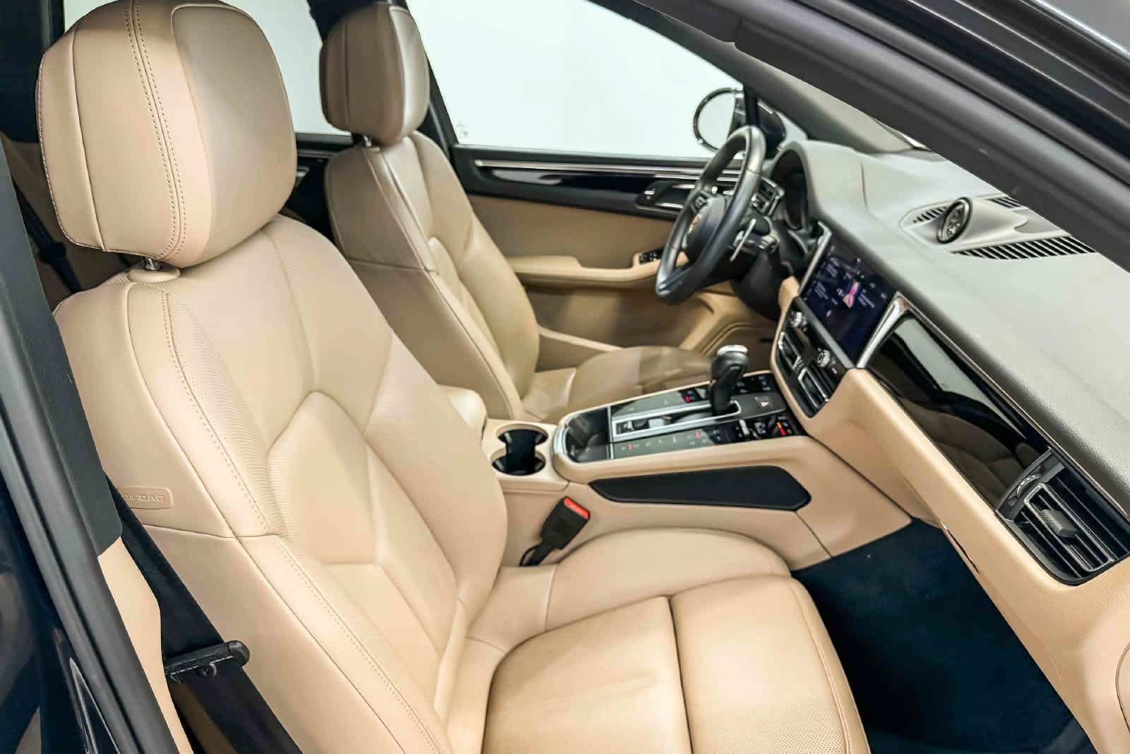 Certified 2023 Porsche Macan AWD/4WD image 20