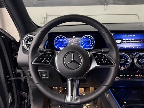 Used 2024 Mercedes-Benz EQB 300 4MATIC image 24