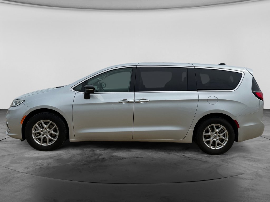 Used 2024 Chrysler Pacifica Touring-L FWD image 5
