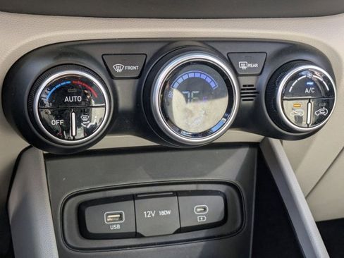 Used 2025 Hyundai Venue SEL image 16