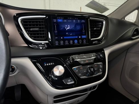 Used 2017 Chrysler Pacifica Touring-L FWD image 19
